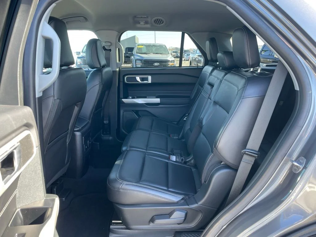 Used 2023 Ford Explorer - photo 2