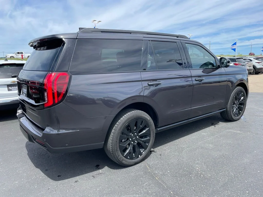 Used 2025 Ford Expedition - photo 2