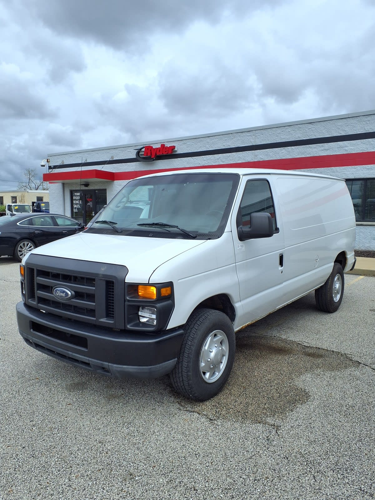 Used 2011 Ford E-350 - photo 1
