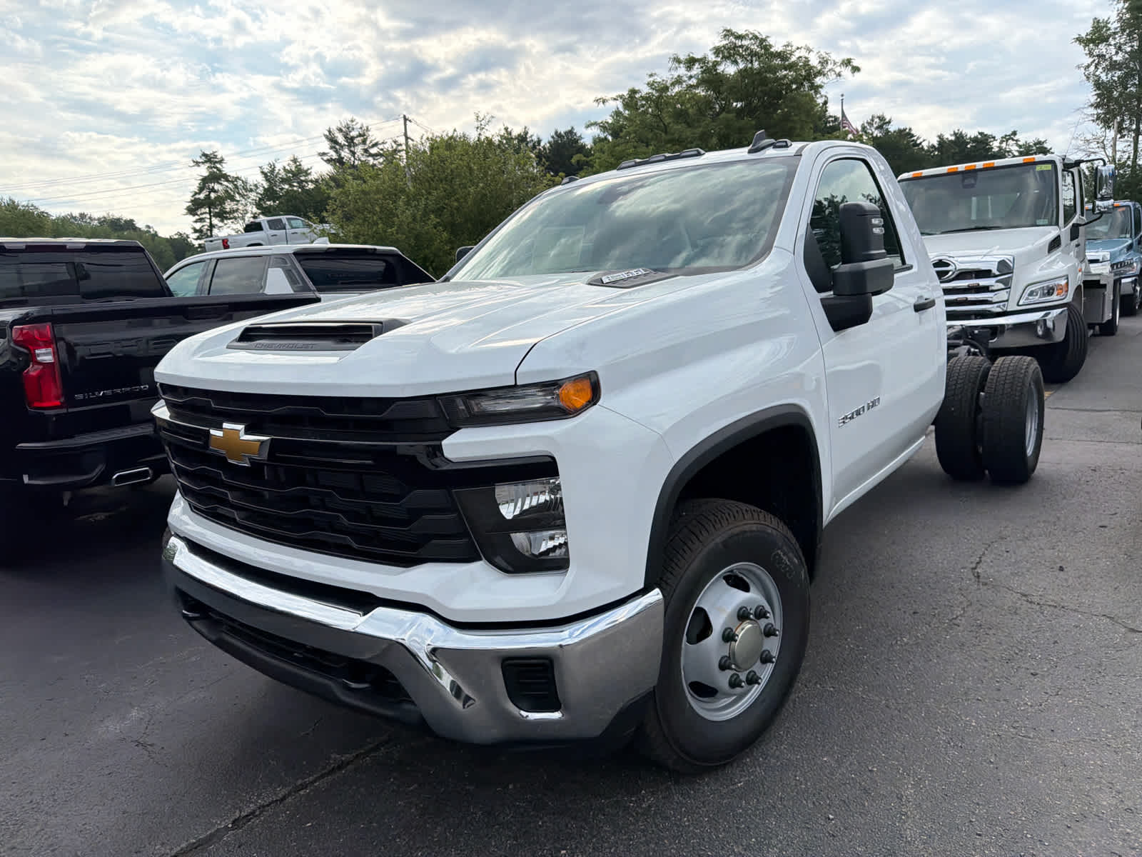 New 2026 Chevrolet Silverado 3500 - photo 2