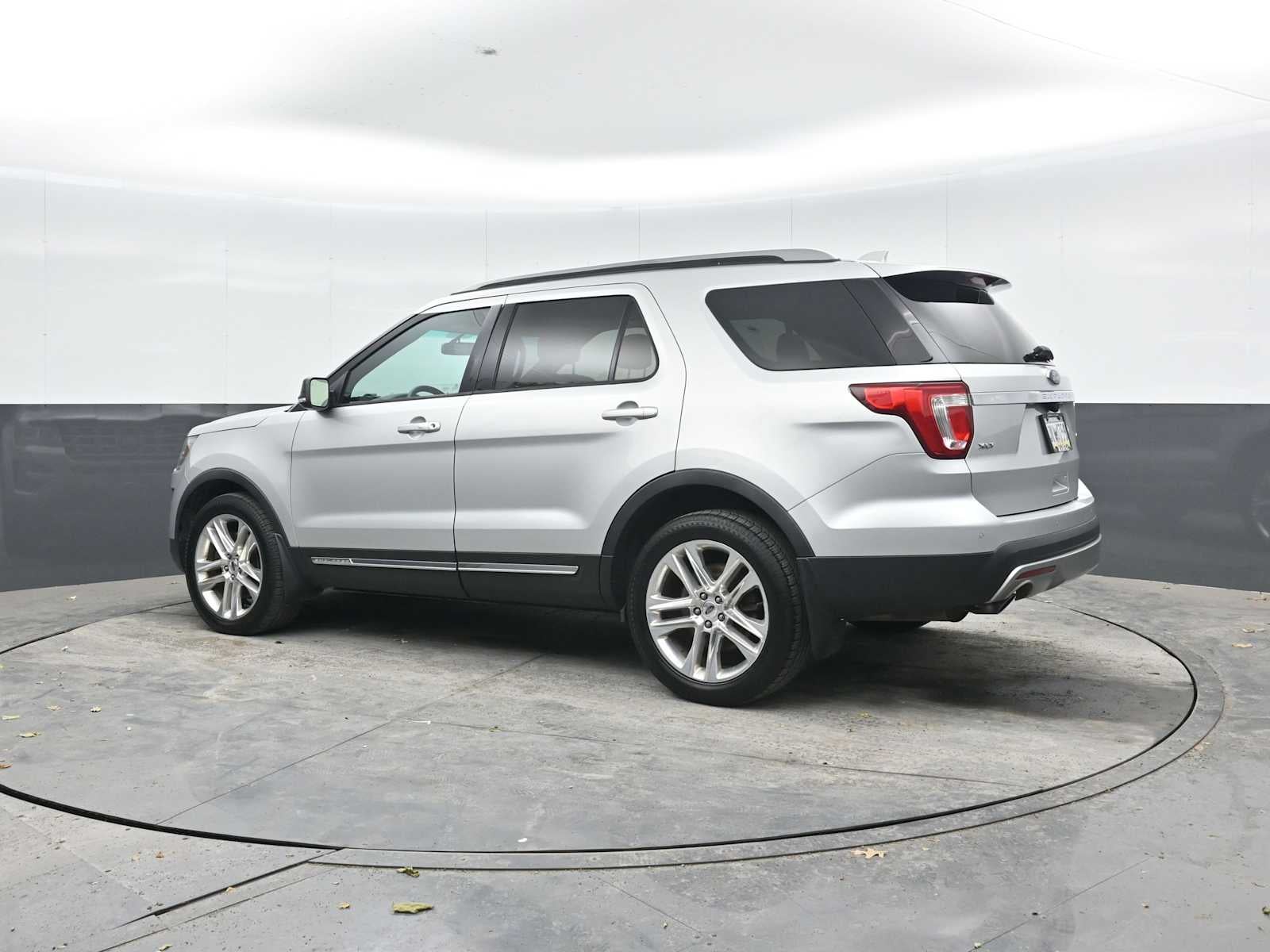 Used 2017 Ford Explorer - photo 2