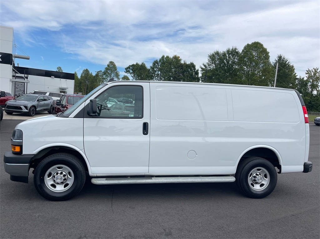 Used 2022 Chevrolet Express 2500 - photo 2